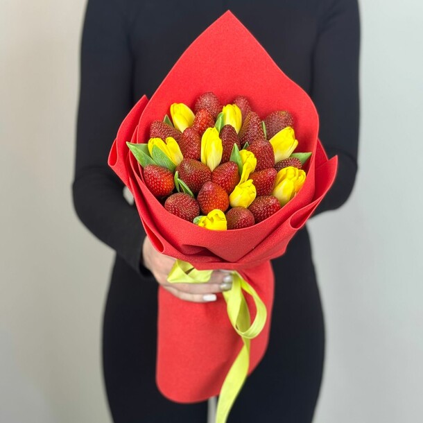 Букет " тюльпаны с клубникой", артикул F1384640 - 7759 рублей, доставка по городу. Flawery - доставка цветов