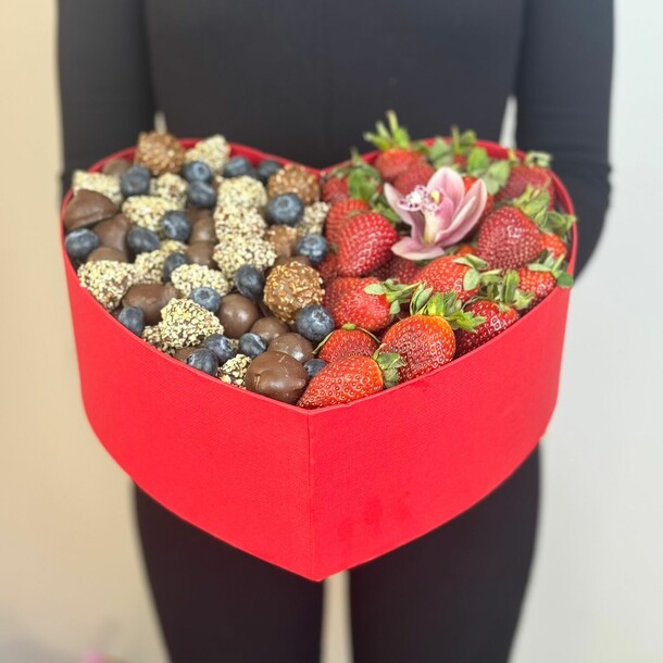 Композиция "сладкое сердце", артикул F1384735 - 9370 рублей, доставка по городу. Flawery - доставка цветов