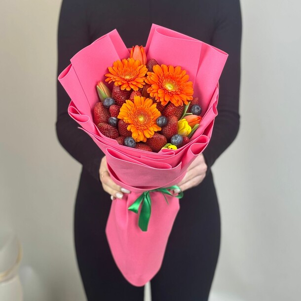 Букет "герберы с тюльпанами  и клубникой", артикул F1384780 - 7613 рублей, доставка по городу. Flawery - доставка цветов