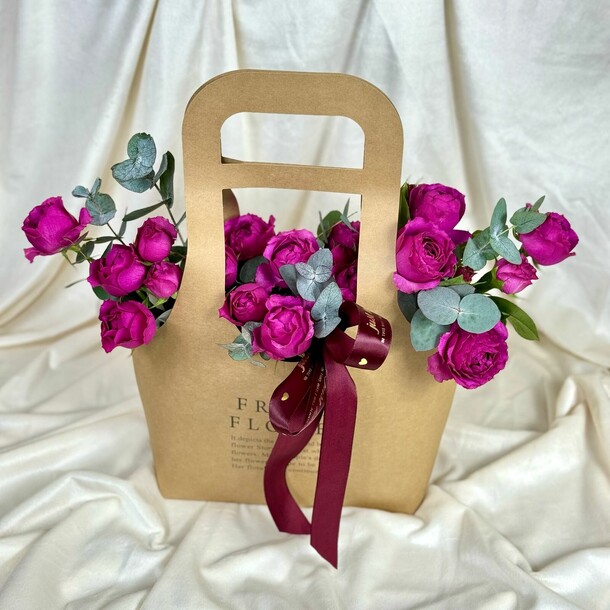 Розы в сумочке, артикул F1420163 - 6386 рублей, доставка по городу. Flawery - доставка цветов