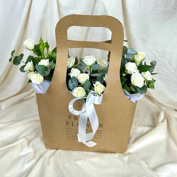 Белая кустовая роза в сумочке, артикул F1420165 - 6386 рублей, доставка по городу. Flawery - доставка цветов