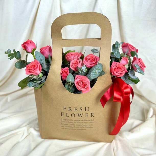 Кустовые розовые розы в сумочке, артикул F1420166 - 6386 рублей, доставка по городу. Flawery - доставка цветов