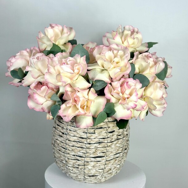 31 французская розочка с эвкалиптом  в корзиночке, артикул F1433708 - 13008 рублей, доставка по городу. Flawery - доставка цветов