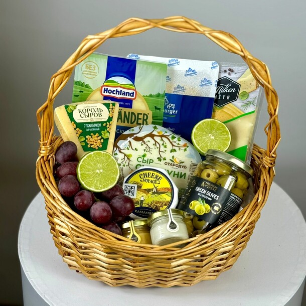 Корзинка с сырами, артикул F1454144 - 11500 рублей, доставка по городу. Flawery - доставка цветов