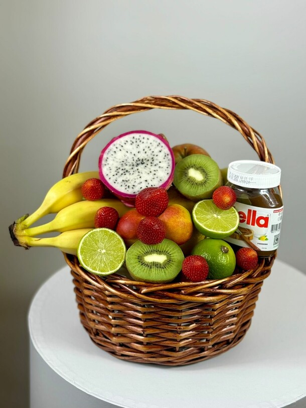 Мини корзиночка фруктов, артикул F1454590 - 5900 рублей, доставка по городу. Flawery - доставка цветов