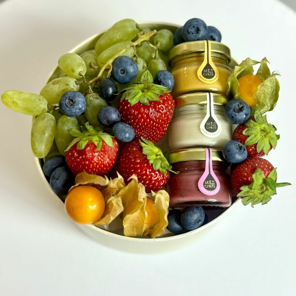 Коробка ягод и меда, артикул F1454599 - 5400 рублей, доставка по городу. Flawery - доставка цветов