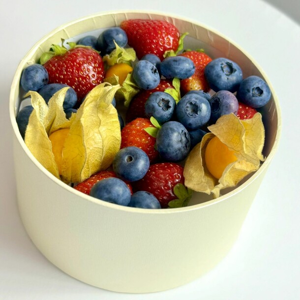 Коробочка ягод, артикул F1454602 - 3200 рублей, доставка по городу. Flawery - доставка цветов