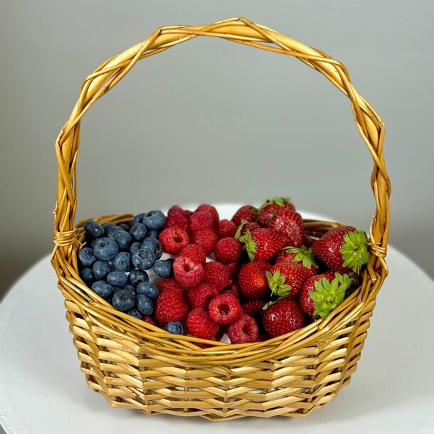Корзина ягод, артикул F1454620 - 7800 рублей, доставка по городу. Flawery - доставка цветов