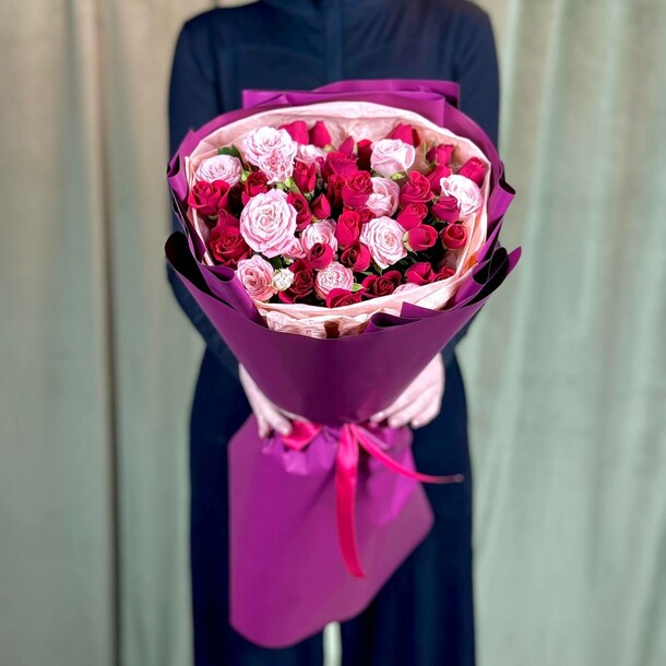 Букет из 17 кустовых роз, артикул F1516973 - 11075 рублей, доставка по городу. Flawery - доставка цветов