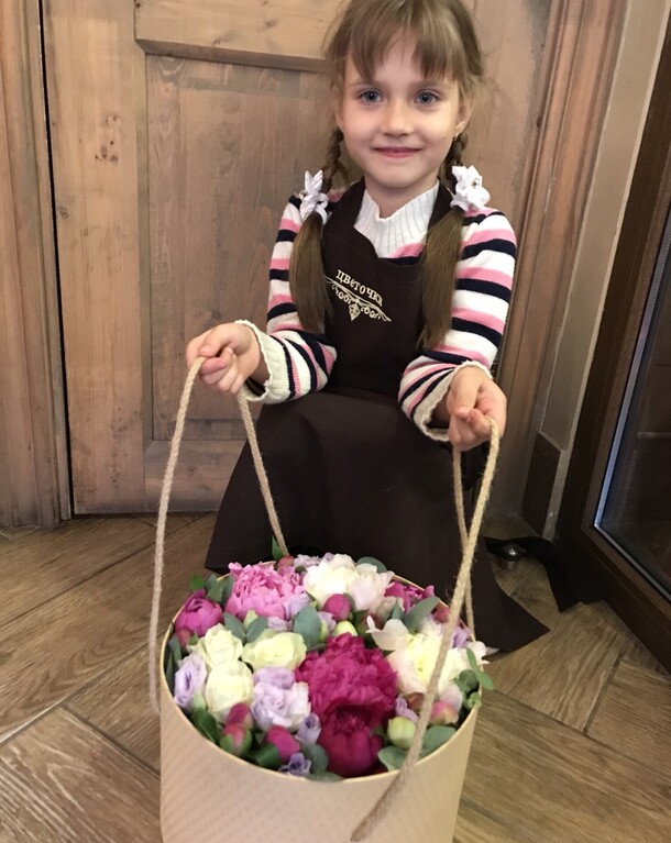 Коробка с пионами, артикул F38254 - 30726 рублей, доставка по городу. Flawery - доставка цветов