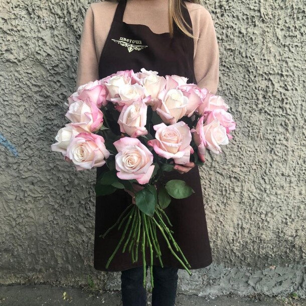 19 роз розовых, артикул F38787 - 26071 рублей, доставка по городу. Flawery - доставка цветов