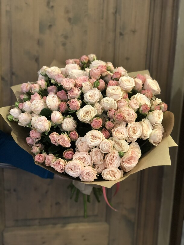 Букет из 35 кустовых роз, артикул F38818 - 26478 рублей, доставка по городу. Flawery - доставка цветов