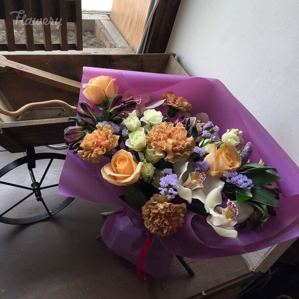 Букетик с белой орхидейкой, артикул F38835 - 24269 рублей, доставка по городу. Flawery - доставка цветов