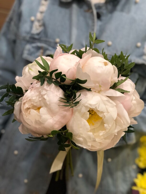 9 пиончиков, артикул F38840 - 30348 рублей, доставка по городу. Flawery - доставка цветов