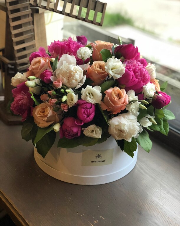 Большая коробка из пионов, артикул F38844 - 66287 рублей, доставка по городу. Flawery - доставка цветов