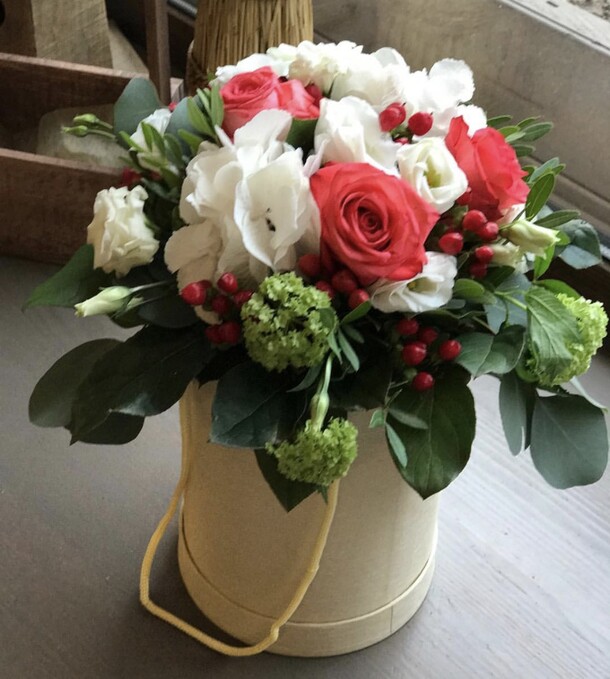 Коробка с гортензией, артикул F38854 - 28100 рублей, доставка по городу. Flawery - доставка цветов