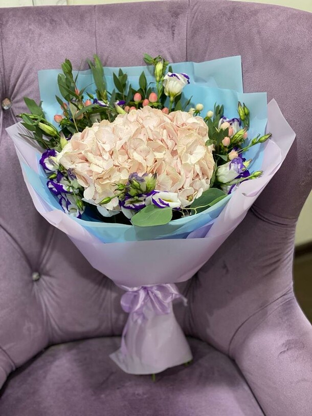 Букет с гортензией, артикул F38881 - 23243 рублей, доставка по городу. Flawery - доставка цветов