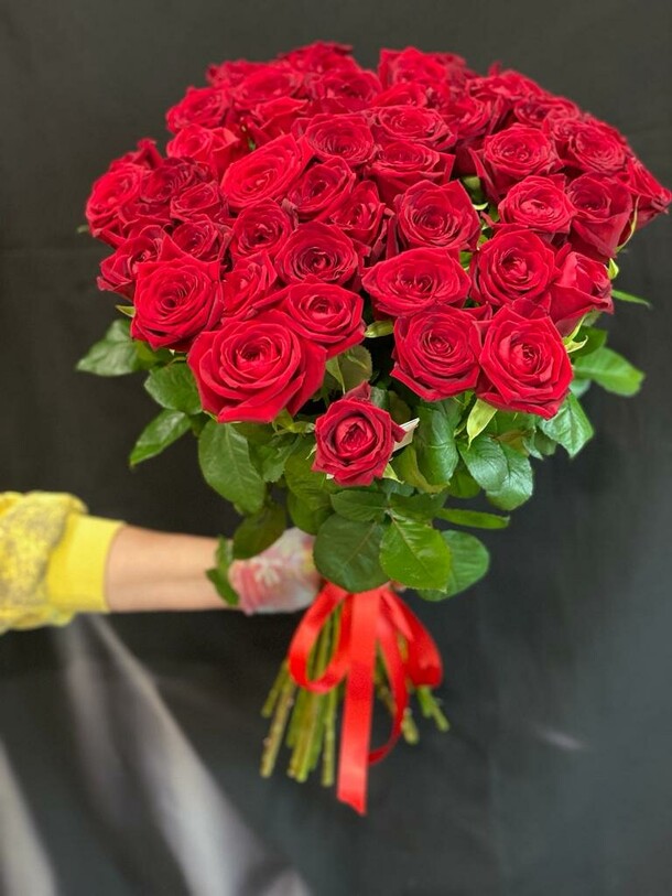 Букет красных роз, артикул F38887 - 48799 рублей, доставка по городу. Flawery - доставка цветов