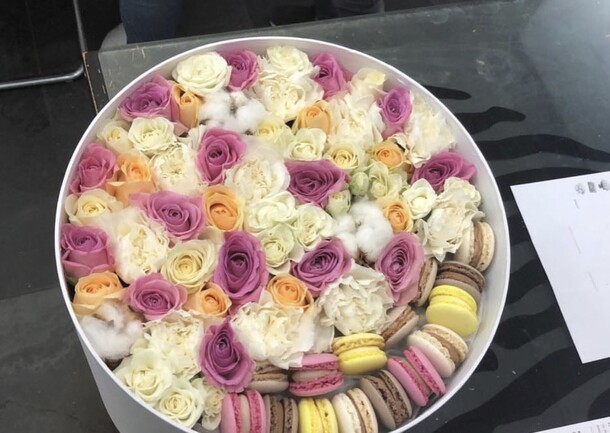 Коробка с макарони, артикул F38897 - 37179 рублей, доставка по городу. Flawery - доставка цветов