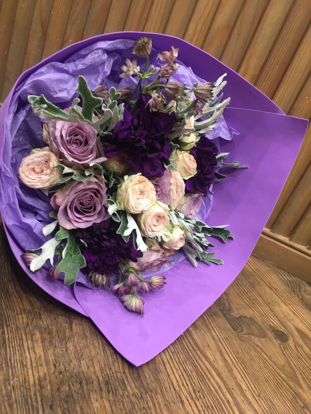 Букет с сенецио, артикул F38909 - 22718 рублей, доставка по городу. Flawery - доставка цветов