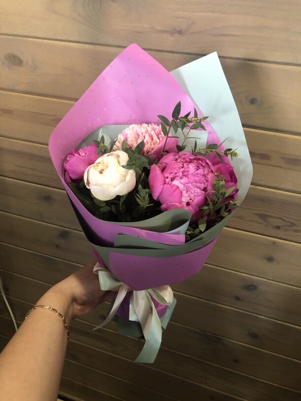 Букет из 5 пионов, артикул F39357 - 25895 рублей, доставка по городу. Flawery - доставка цветов