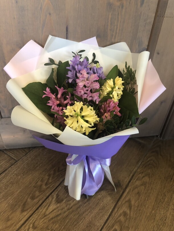 Букет с гиацинтами, артикул F39358 - 14812 рублей, доставка по городу. Flawery - доставка цветов