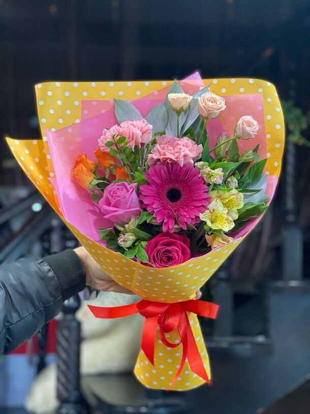 Яркий цвет, артикул F39844 - 12346 рублей, доставка по городу. Flawery - доставка цветов