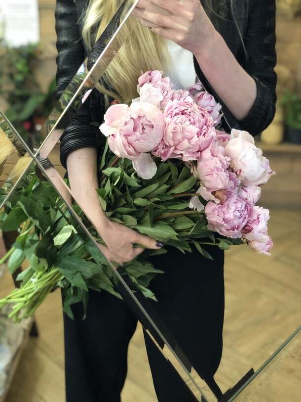 Красота из пионов, артикул F39941 - 11979 рублей, доставка по городу. Flawery - доставка цветов