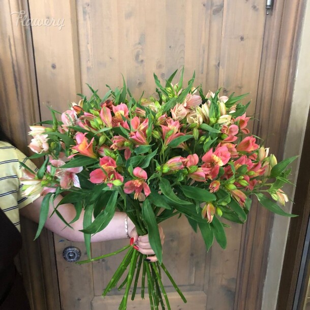 Букет из альстромерий, артикул F39947 - 18799 рублей, доставка по городу. Flawery - доставка цветов