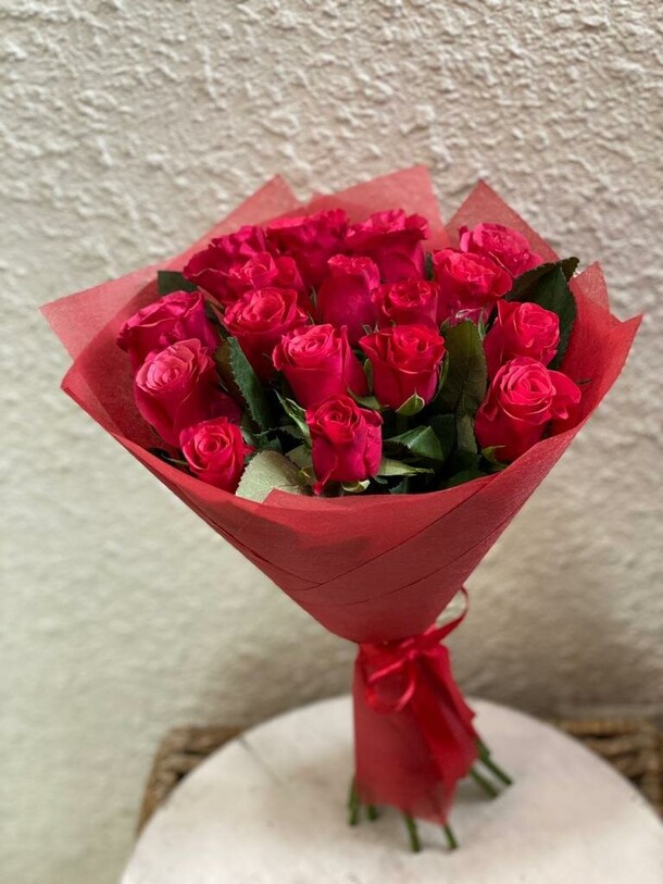 Букет из красных роз, артикул F39949 - 19058 рублей, доставка по городу. Flawery - доставка цветов