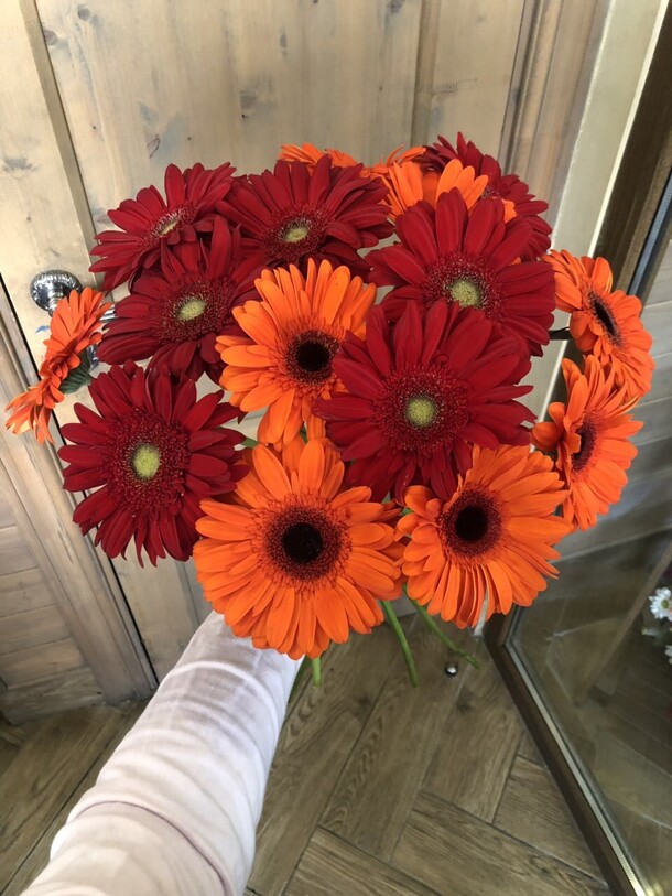 Букет из 21 герберы, артикул F40017 - 22212 рублей, доставка по городу. Flawery - доставка цветов