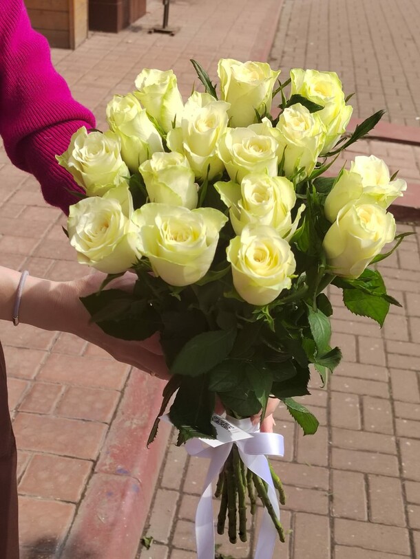 Белые розы, артикул F40021 - 15257 рублей, доставка по городу. Flawery - доставка цветов