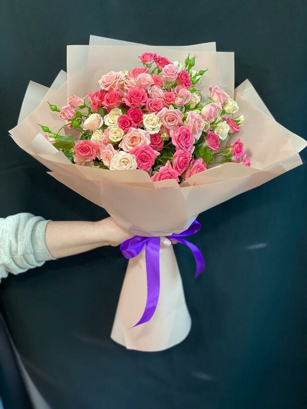 13 кустовых розочек, артикул F40040 - 21154 рублей, доставка по городу. Flawery - доставка цветов