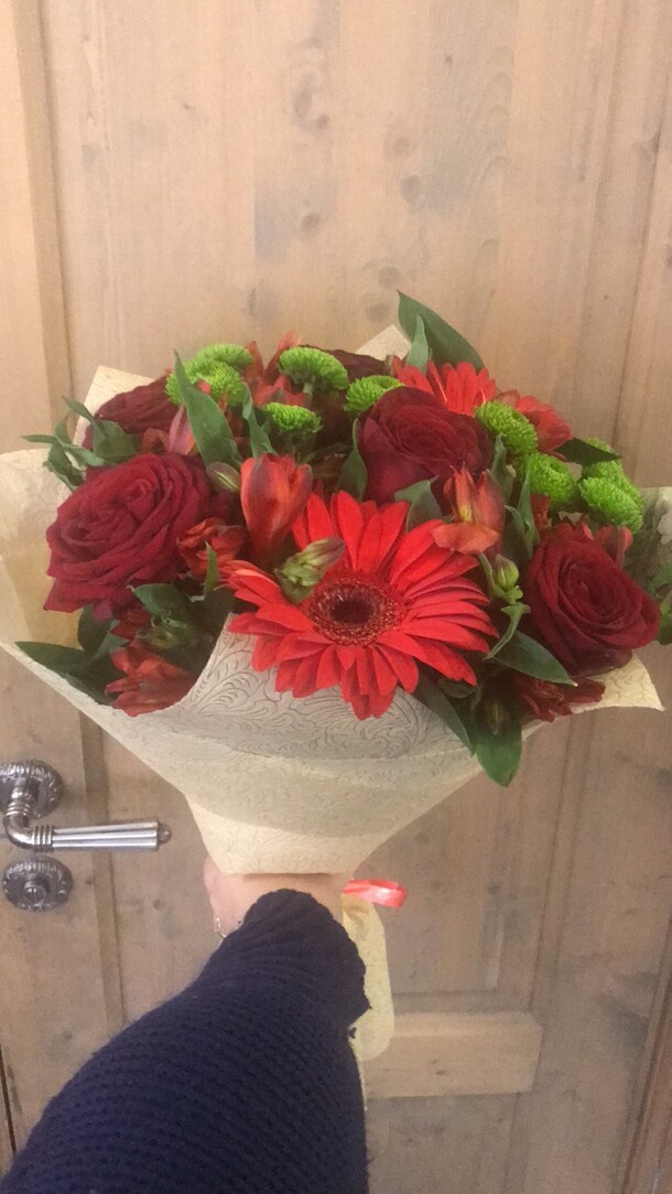 Оттенки красного, артикул F52746 - 16400 рублей, доставка по городу. Flawery - доставка цветов