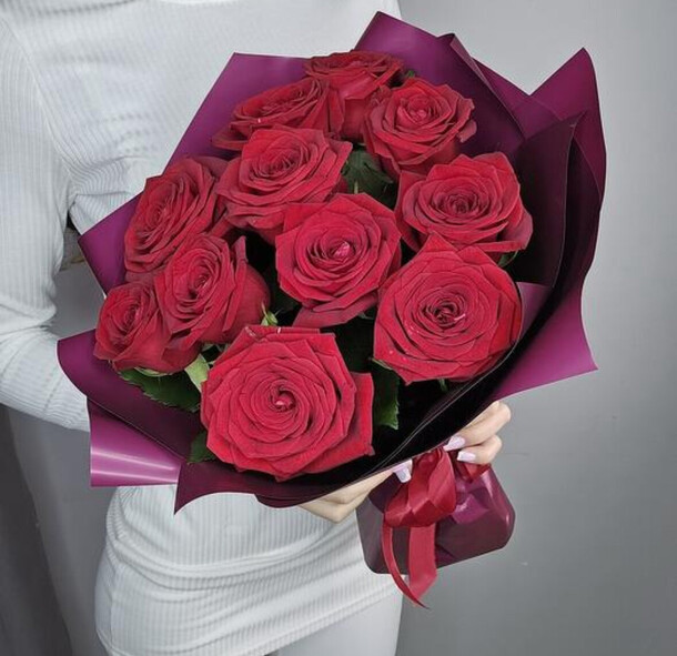 Букет комплимент из роз, артикул F1437027 - 3700 рублей, доставка по городу. Flawery - доставка цветов