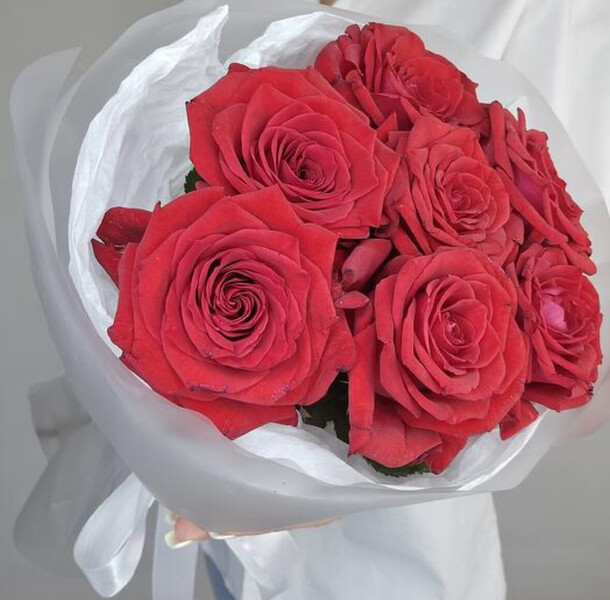 Букет из 7 красных роз, артикул F1437050 - 2800 рублей, доставка по городу. Flawery - доставка цветов