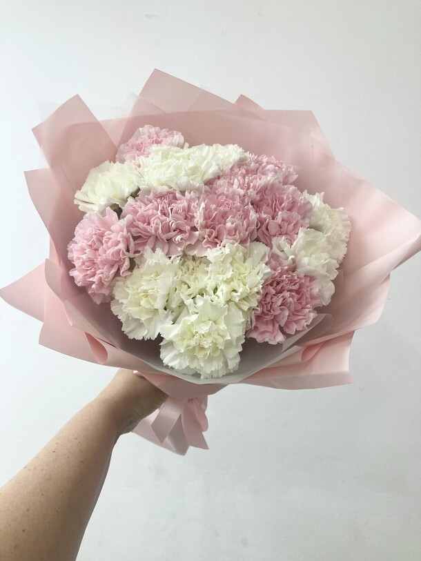 Нежный букет из 17 белых и розовых диантусов, артикул F1217941 - 4000 рублей, доставка по городу. Flawery - доставка цветов