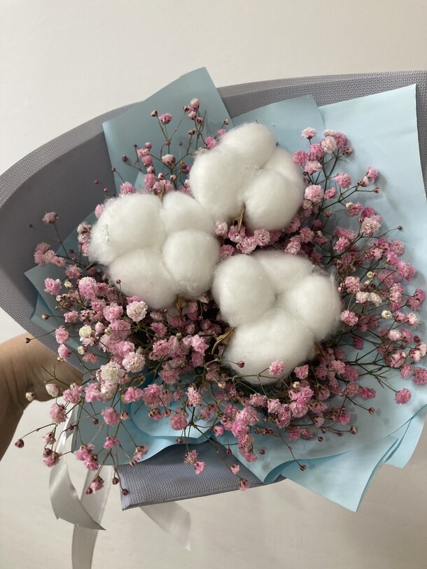 Комплимент из хлопка и розовой гипсофилы, артикул F1223031 - 2400 рублей, доставка по городу. Flawery - доставка цветов