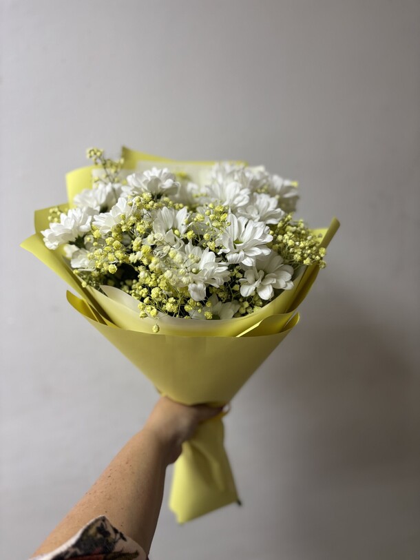 Солнечный букетик из ромашковых хризантем, артикул F1324373 - 2600 рублей, доставка по городу. Flawery - доставка цветов
