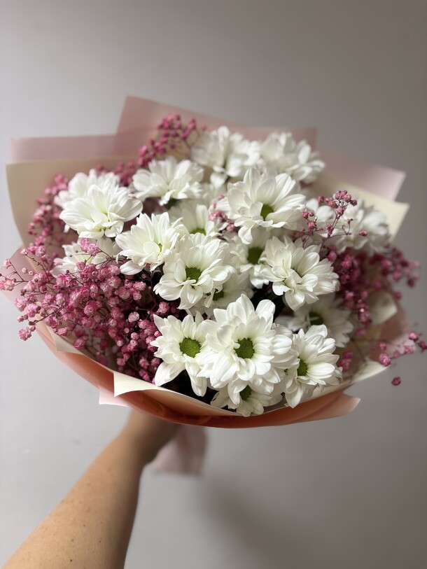 Розовый букетик из кустовых хризантем и гипсофиллы, артикул F1324896 - 2600 рублей, доставка по городу. Flawery - доставка цветов