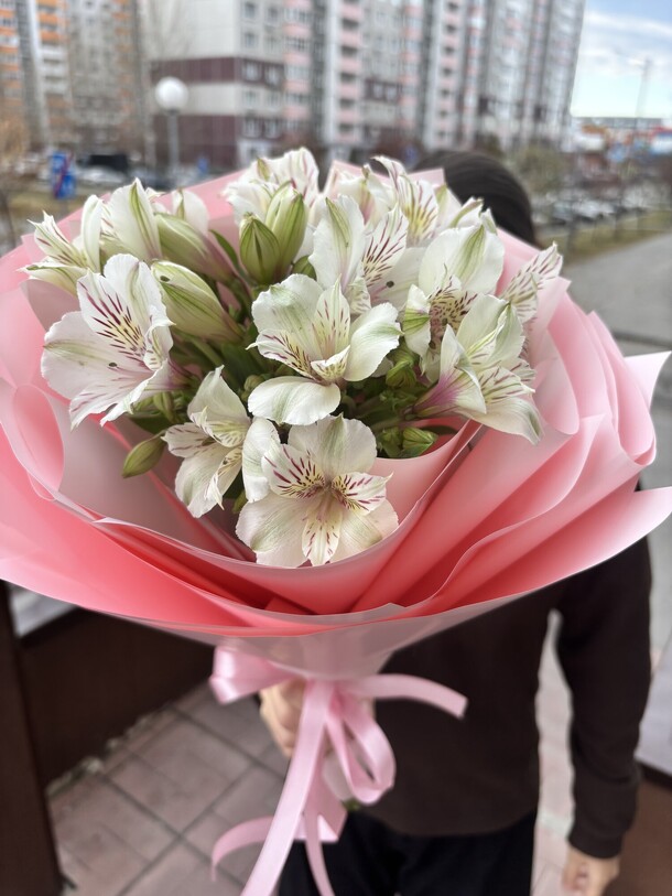 5 светлых альстромерий в оформлении, артикул F1332870 - 2600 рублей, доставка по городу. Flawery - доставка цветов