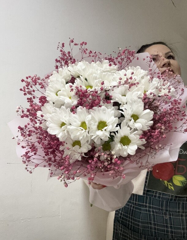 Ромашки с розовой гипсофилой, артикул F1365057 - 5000 рублей, доставка по городу. Flawery - доставка цветов