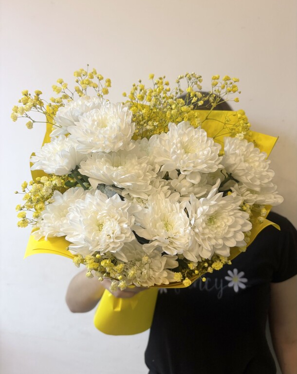 Солнечный букет из пушистых хризантем и гипсофилы, артикул F1393712 - 2600 рублей, доставка по городу. Flawery - доставка цветов