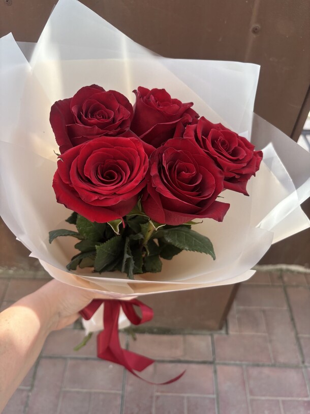 5 красных роз в оформлении, артикул F1423375 - 2500 рублей, доставка по городу. Flawery - доставка цветов