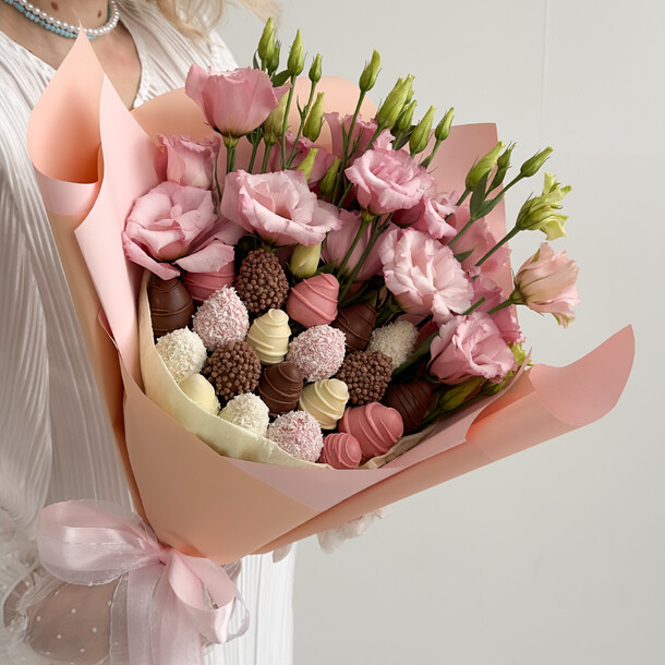 Клубника в шоколаде с эустомой  "анита", артикул F1492456 - 6690 рублей, доставка по городу. Flawery - доставка цветов