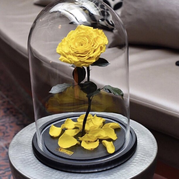 Желтая «люкс» роза в колбе в подарочной коробке- живет 5 лет. 32 см, артикул F1198923 - 6732 рублей, доставка по городу. Flawery - доставка цветов