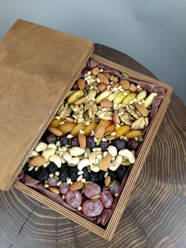 Бокс-книга с орехами и сухофруктами, артикул F1200752 - 3390 рублей, доставка по городу. Flawery - доставка цветов