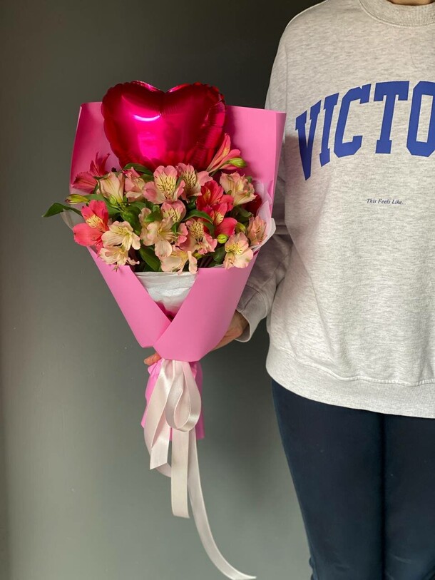 Букет из альстромерии с воздушным шариком, артикул F1252346 - 2790 рублей, доставка по городу. Flawery - доставка цветов