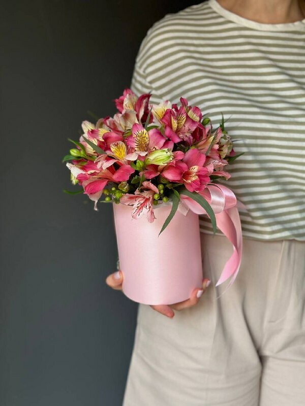 Альстромерия в шляпной коробке, артикул F1290092 - 2775 рублей, доставка по городу. Flawery - доставка цветов