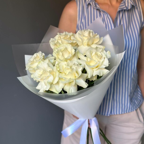 Букет из 7 французских белых роз, артикул F1296194 - 3742 рублей, доставка по городу. Flawery - доставка цветов